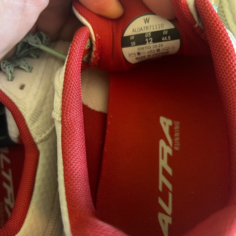 Altra running shoes - Picture 2 of 3